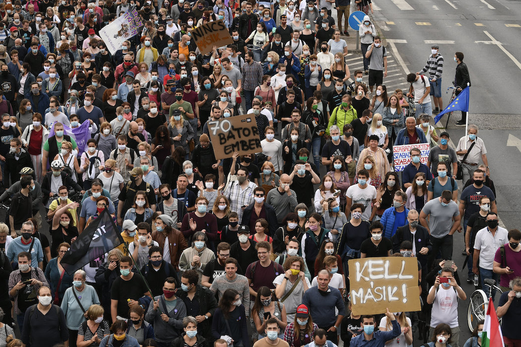 Протесты в Будапеште против давления на СМИ (Фото: EPA)