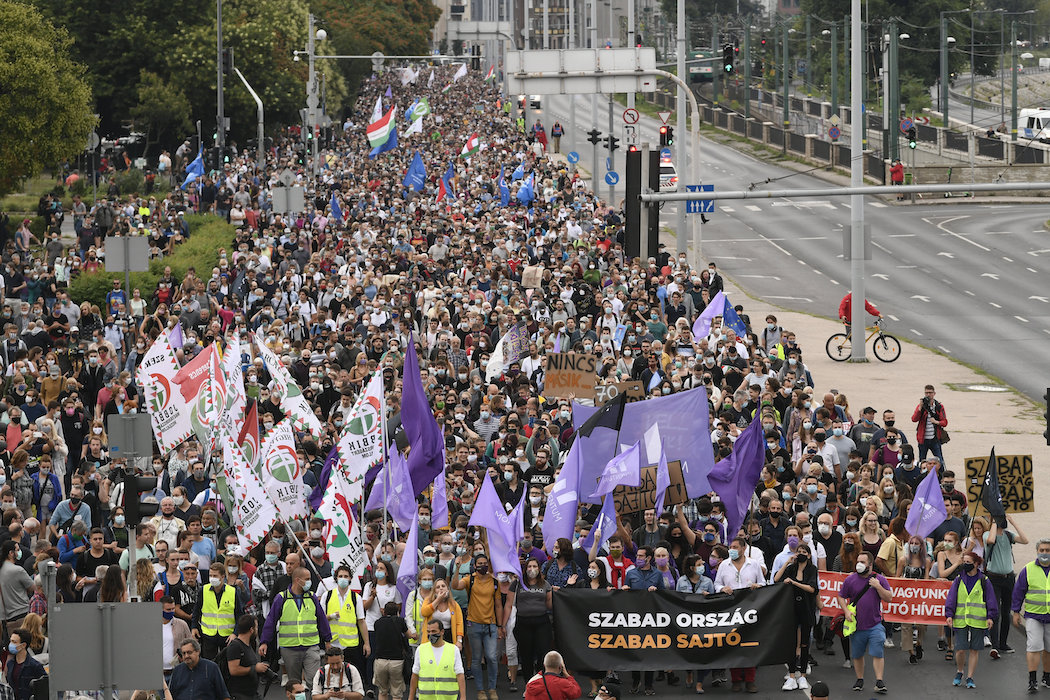 Протесты в Будапеште против давления на СМИ (Фото: EPA)