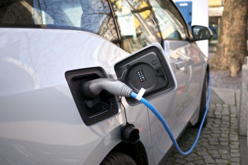 В Верховной Раде появился законопроект, который закрепит льготы на электромобили и некоторые гибридные авто - электромобиль