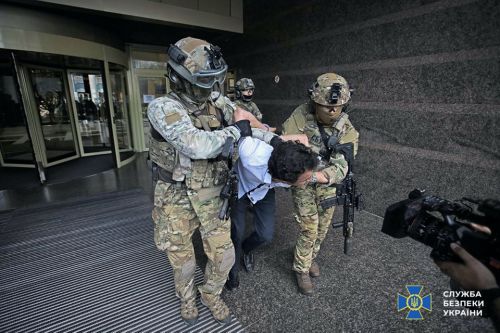На каких авто прибыли спецслужбы на ликвидацию террориста в банке Киева