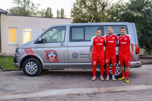 Возрожденная футбольная команда "Кривбасс" получила в подарок Volkswagen Caravelle
