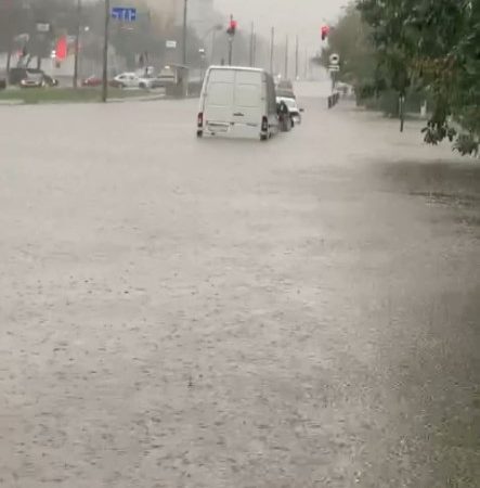 Из-за сильного дождя в Киеве затопило более десяти улиц – фото