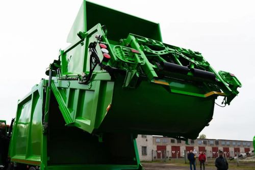 МАЗ представил необычный мусоровоз с краном манипулятором