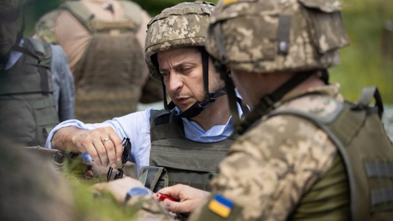 Зеленский пообщался с украинскими военными на передовой в Донецкой области
