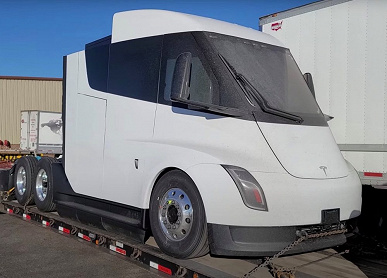 Предсерийный электрический грузовик Tesla Semi засняли на видео