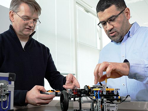 Renault с помощью конструктора LEGO создала инновационный гибридный E-TECH силовой агрегат - Renault