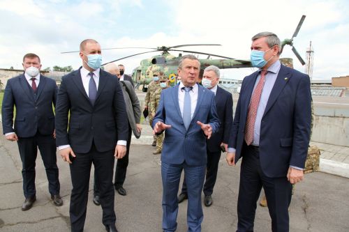 Министр обороны Украины и вице-премьер посетили "АвтоКрАЗ"