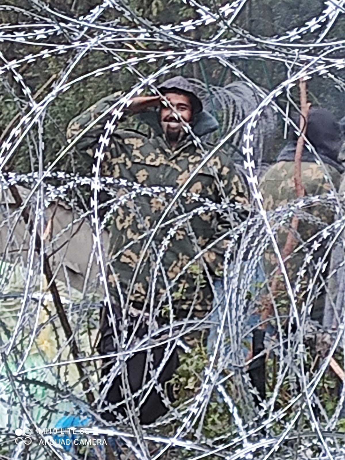 Беларусь раздает мигрантам военную форму. Пограничники Польши ждут провокаций: фото