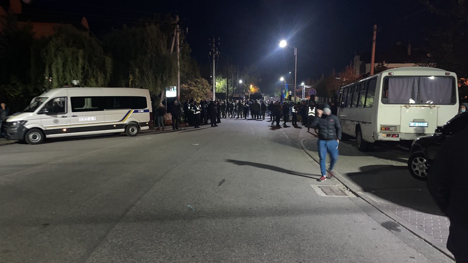 Акция в Козине: возле дома Порошенко произошли столкновения – фото, видео