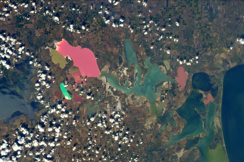 "Немного цвета": Астронавт МКС снял Крым из космоса: на фото попало Лемурийское озеро