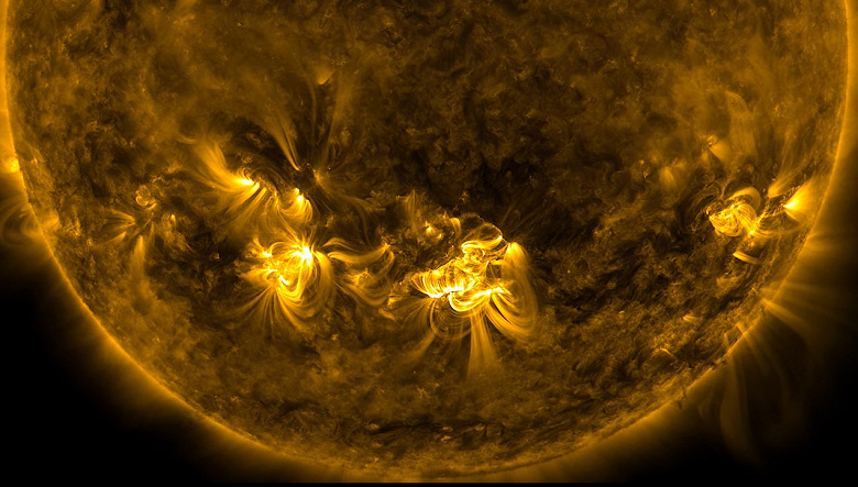 «Солнце околдовало нас как раз к Хэллоуину»: NASA опубликовало завораживающее видео мощных солнечных вспышек