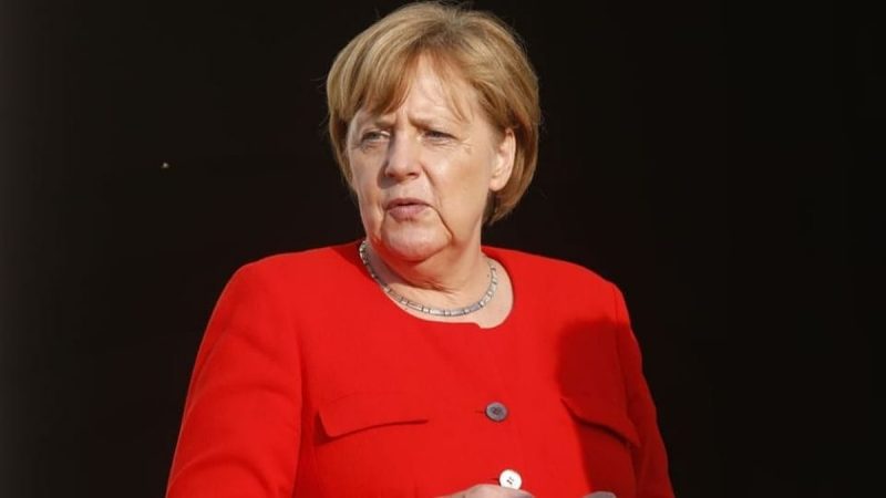 Меркель проводят с должности канцлера под песню панк-рокерши из ГДР Нины Хаген