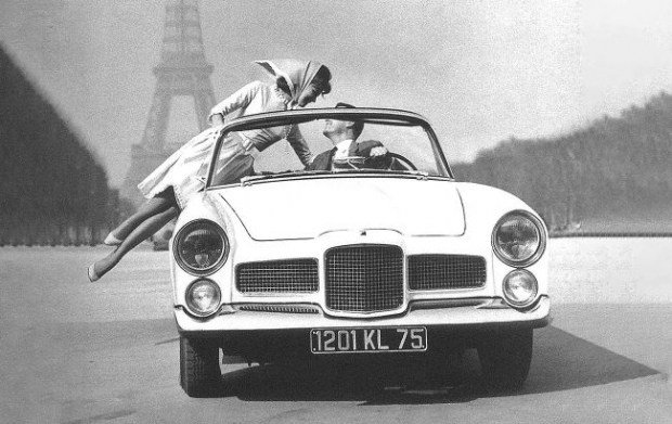 Премиальный французский авто Facel Vega на фоне Эйфелевой башни, 1960 год (Фото: flickr.com)
