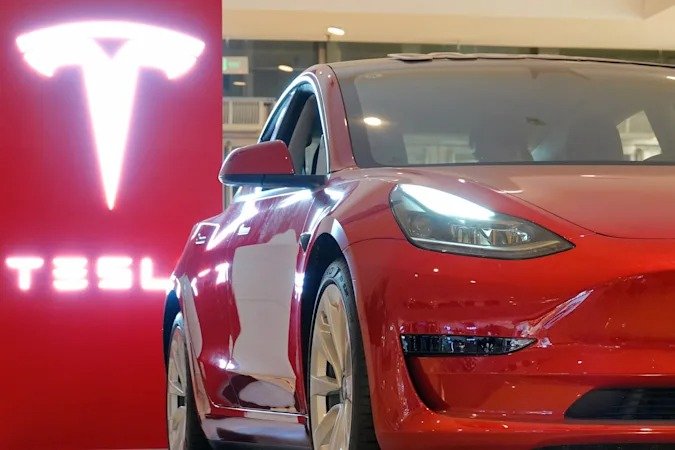 Tesla отзывает почти полмиллиона электромобилей из-за дефектов камеры и багажника