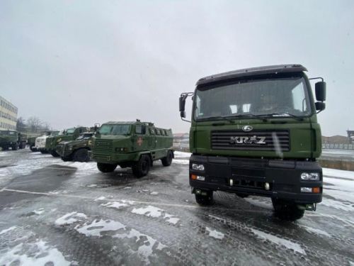 АвтоКрАЗ бесплатно передал Вооруженным силам Украины военные автомобили