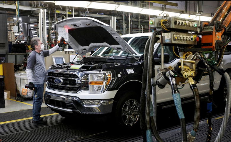 Из-за нехватки микросхем Ford приостановит или сократит производство на восьми заводах 