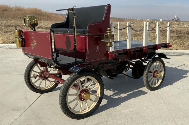 Старейший автомобиль в коллекции - Knox Three Quarter Ton Stake Truck 1903 года 