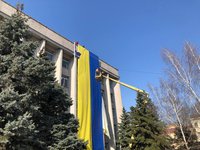 На будівлю Херсонської міськради повісили новий український прапор – мер