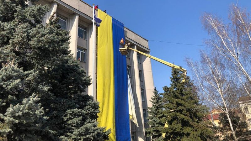 На будівлю Херсонської міськради повісили новий український прапор – мер