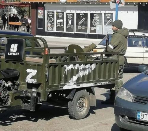 Російських окупантів побачили на тачанках-трициклах з кулеметами «Максим»