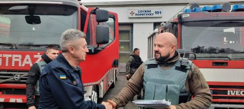 Українським рятівникам передали спецавтомобілі