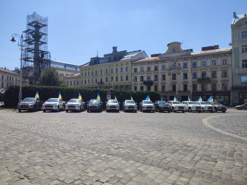 У Львові показали партію пікапів Mitsubishi L200, яка поїде на фронт