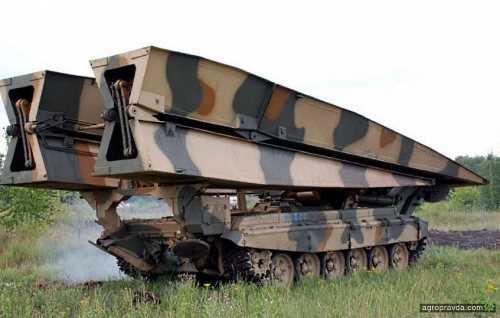 Німеччина передасть в Україну 16 танків-мостоукладачів