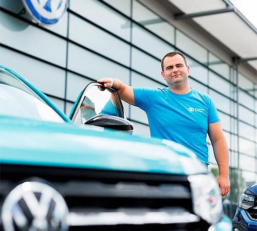 Порше Україна передала 2 автомобілі Volkswagen T-Cross для допомоги дітям