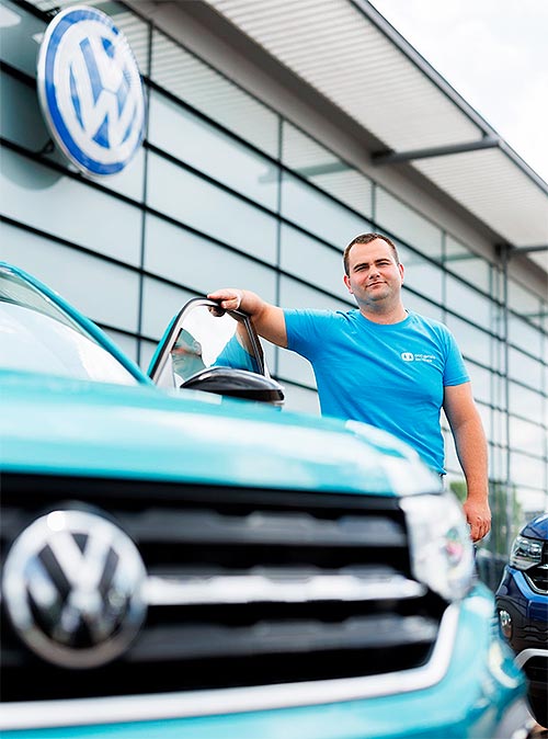 Порше Україна передала 2 автомобілі Volkswagen T-Cross для допомоги дітям - Volkswagen