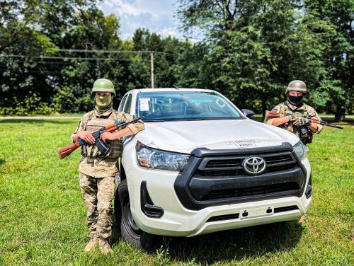 Волонтери передали до армії нові пікапи Toyota Hilux - Toyota