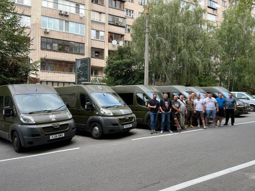 Волонтери привезли до України ще 6 медичних автобусів
