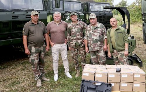 Футбольний клуб передав військовим 6 вантажівок - Футбол