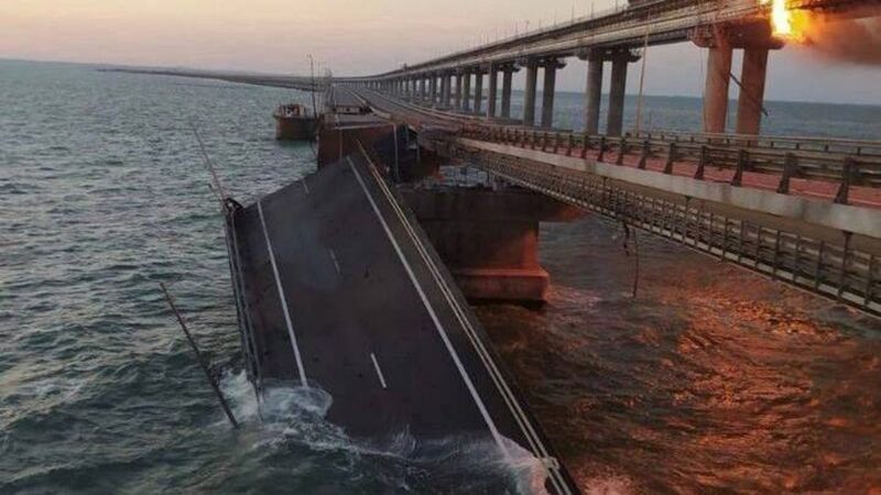 Рух вантажівок автомобільною частиною Керченського мосту окупанти не відкриють до грудня