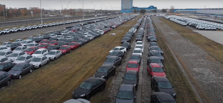АвтоВАЗ складирует тысячи некомплектных Lada во всех доступных местах, даже на газонах