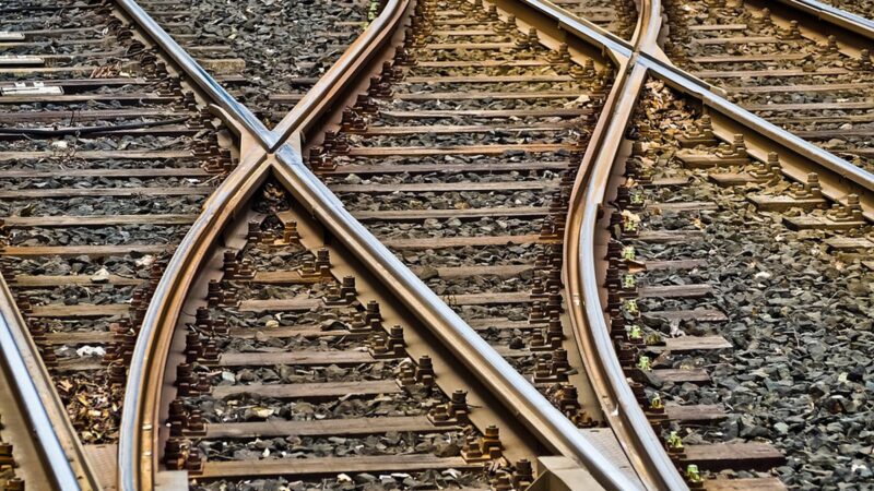 Частина потягів сильно затримується через пошкоджену інфраструктуру – УЗ