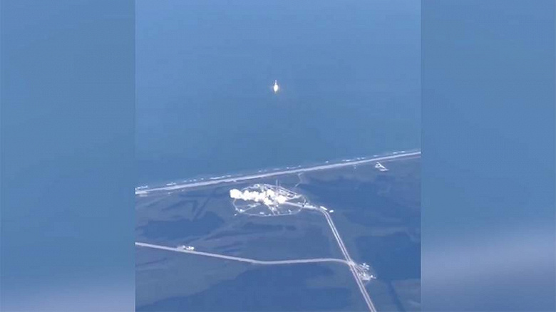 «Вот что значит оказаться в нужное время в нужном месте», — пассажиры самолёта засняли запуск ракеты SpaceX
