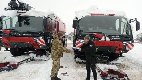 Німеччина передала Україні два найефективніших аеродромних пожежних автомобіля