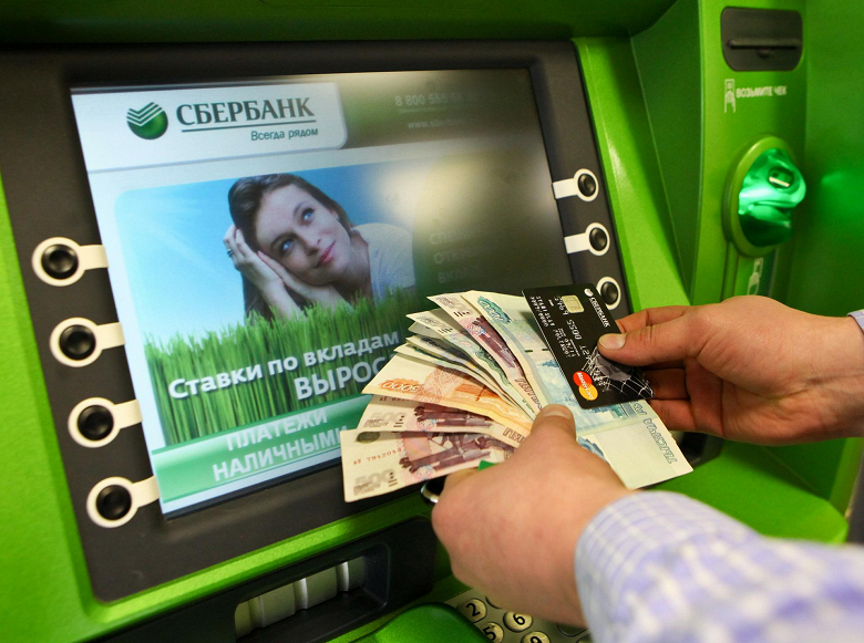 Теперь только через «Сбербанк онлайн»: «Сбер» отключил переводы в другие банки в банкоматах