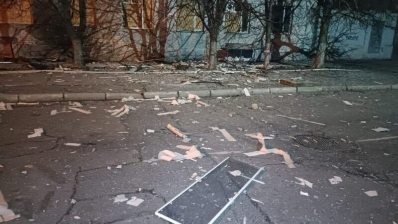 Армия России ударила по роддому, школе и поликлинике в Херсоне, есть разрушения — фото