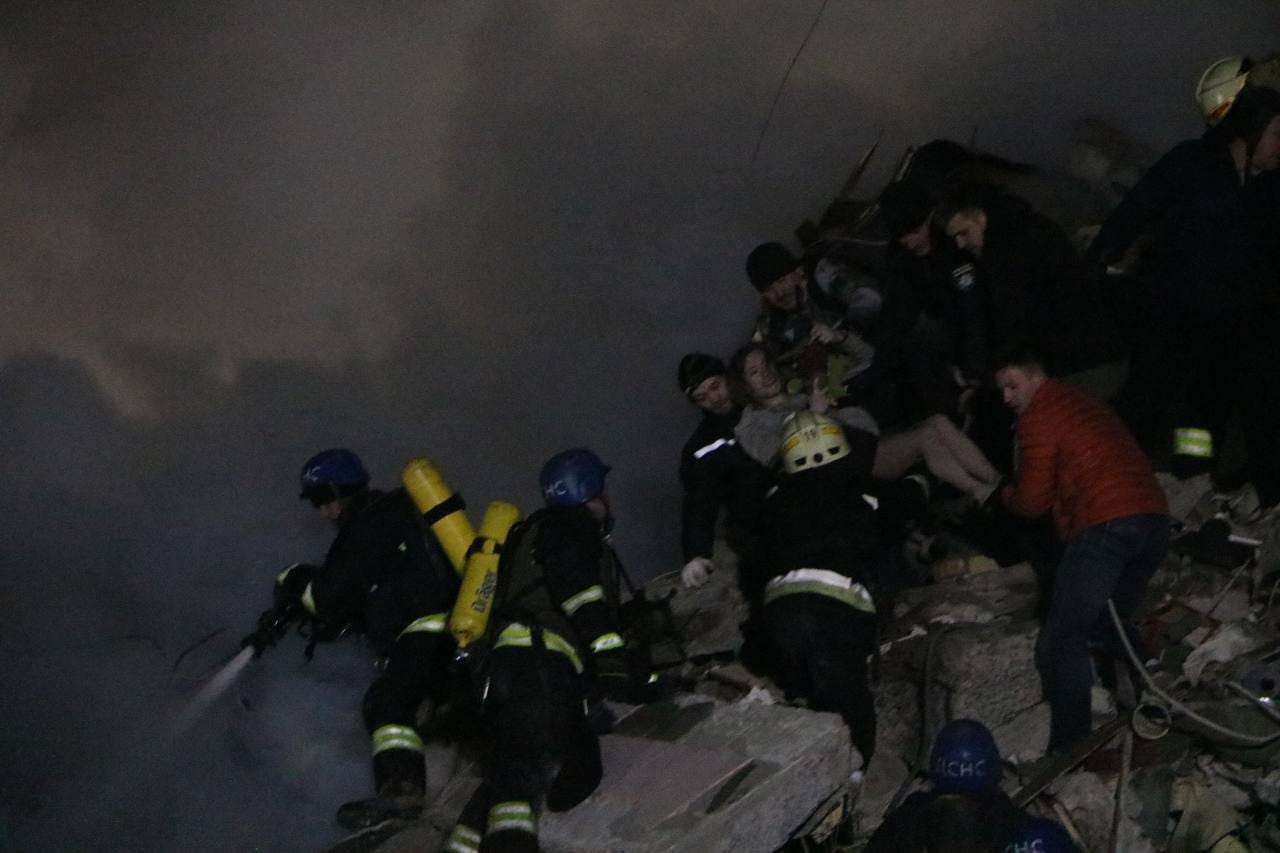 Россия разбомбила многоквартирный дом в Днепре, под завалами люди – фото, видео