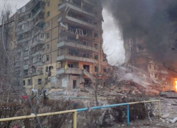 Россия разбомбила многоквартирный дом в Днепре, под завалами люди – фото, видео