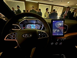 Живые фото серийной Lada Vesta NG в топ-версии «Техно». Новинку показали на дилерской презентации