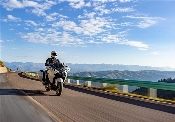BMW напряглась? Китайский бренд CFMoto представил топовый туристический мотоцикл 1250TR-G: кофры, экран 12,3 дюйма, акустика JBL и 140 л.с.