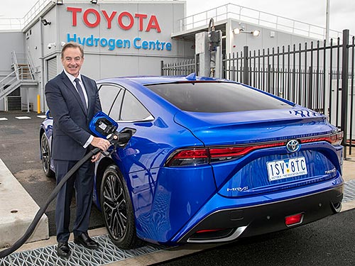 Новий керівник Toyota вважає, що твердотільні батареї та синтетичне паливо все ще потребують розвитку