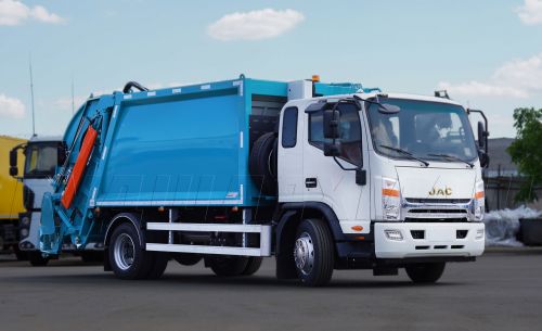 В Україні поставили замовнику новий сміттєвоз із заднім завантаженням СБМ 401/1 на базі JAC N120