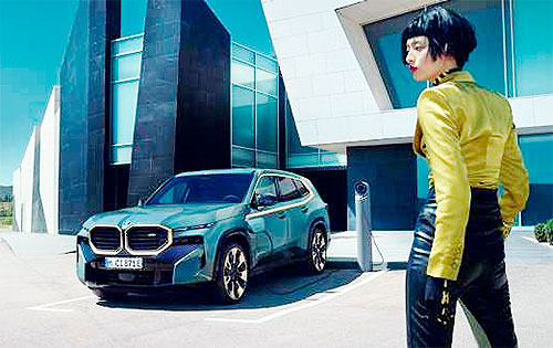 В Україну почались поставки розкішного електрокросовера BMW XM