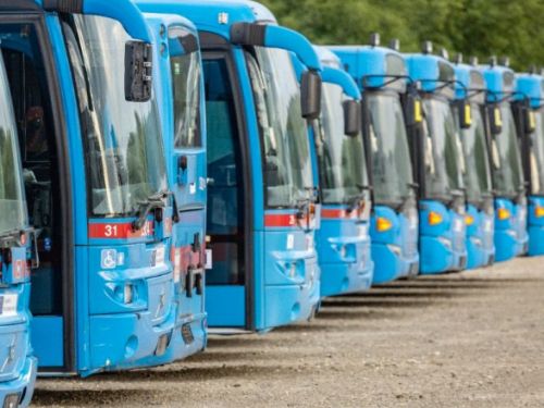ЄС передав Україні 65 шкільних автобусів