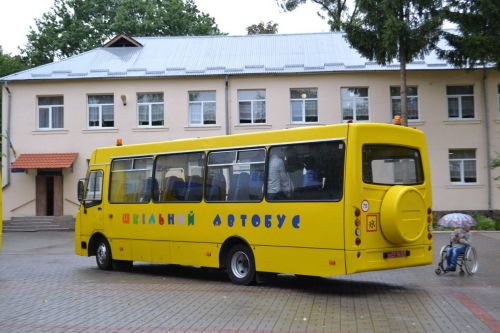Держава вже закупила 400 шкільних автобусів. Хто виграв тендери?