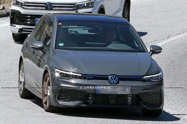 Это Volkswagen Golf GTE 2024. Автомобиль без камуфляжа сфотографировали на испытаниях