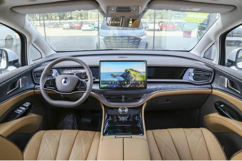 Новое детище BYD и Mercedes-Benz с семью экранами и расходом 6 на 100 км — производитель готовится представить следующую версию Denza D9 DM-i